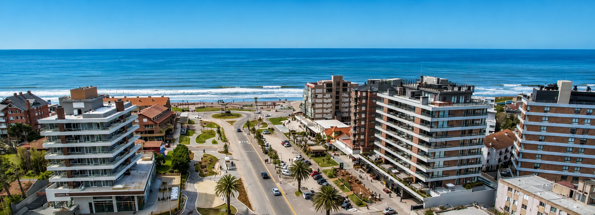 Vista aérea de Pinamar: edificios frente al mar